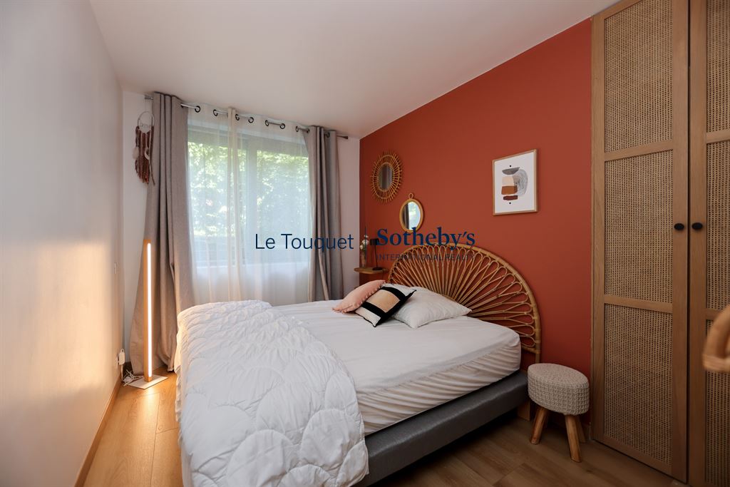 Contemporary villa bedroom Room in a contemporary villa in Le Touquet-Paris-Plage, with bed and modern decor.
