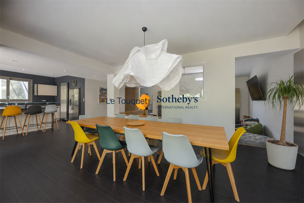 Contemporary villa in Le Touquet-Paris-Plage Interior of a contemporary villa with dining room and open kitchen, Le Touquet-Paris-Plage.