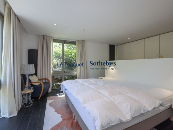 Room in a contemporary villa with a double bed and access to a wooded garden.