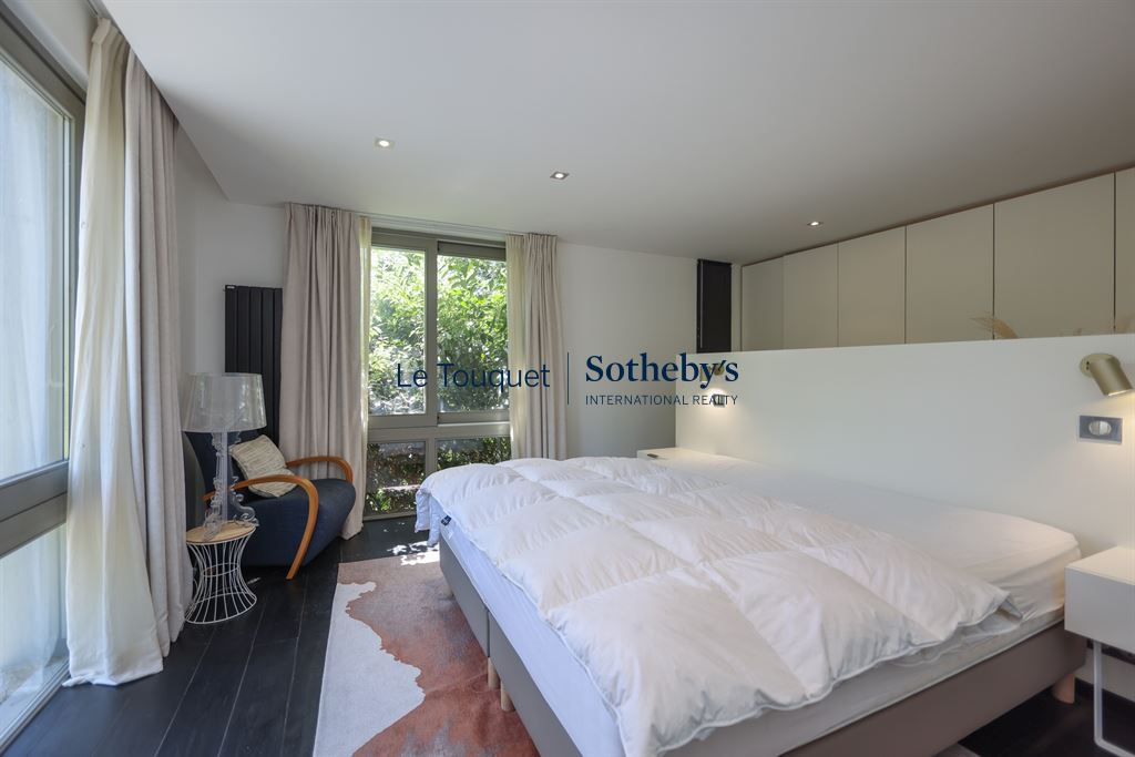 Contemporary villa bedroom Room in a contemporary villa with a double bed and access to a wooded garden.