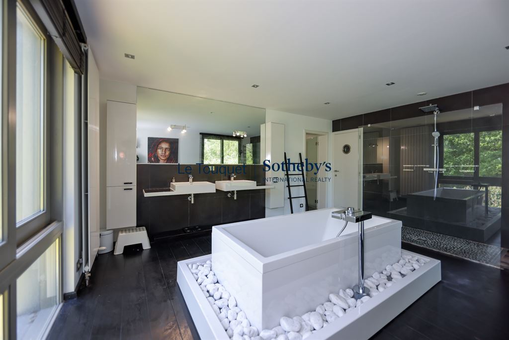 Contemporary bathroom Modern bathroom with bathtub and shower in a contemporary villa.