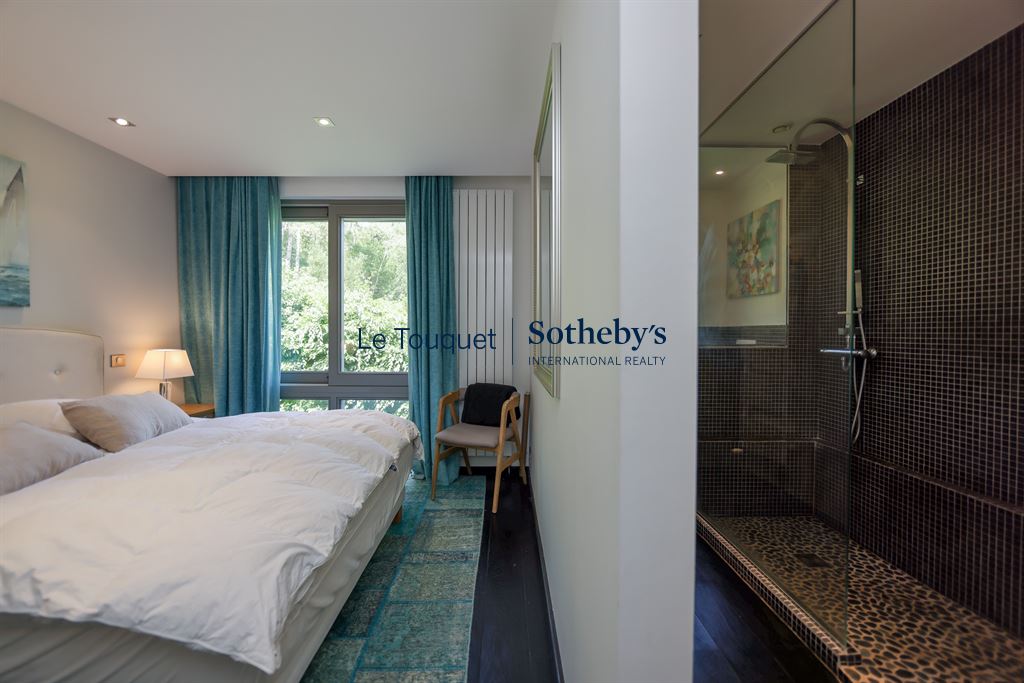 Contemporary villa room in Le Touquet-Paris-Plage Bedroom in a contemporary villa with en-suite bathroom, overlooking the forest.