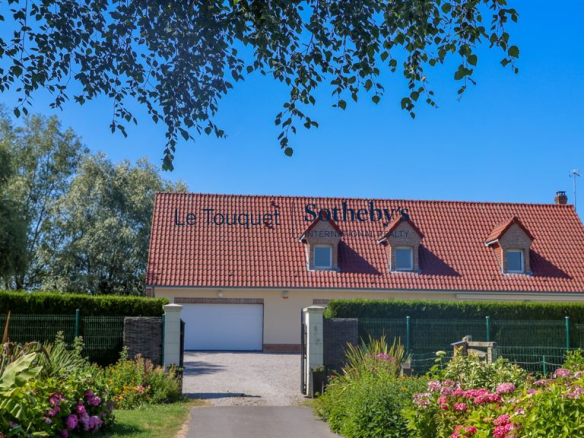 Modern house with garden and flowers, located in Saint-Josse, near Le Touquet.