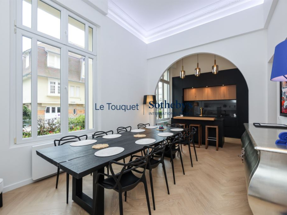 Intérieur d'un duplex contemporain avec salle à manger et cuisine ouverte, rénové en 2023 au Touquet.