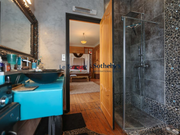 Salle de bain moderne avec douche et meuble lavabo dans une villa à Wimereux.