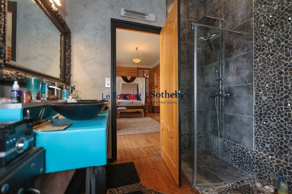 Salle de bain de villa à Wimereux Salle de bain moderne avec douche et meuble lavabo dans une villa à Wimereux.
