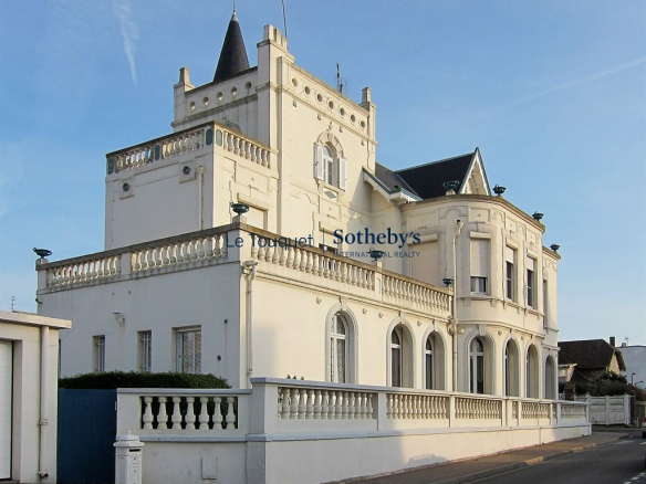 Villa balnéaire de la fin du XIXème siècle à Wimereux, avec balcons et architecture élégante.