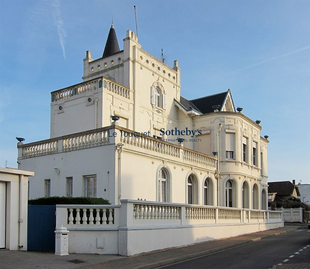 Villa balnéaire à Wimereux Villa balnéaire de la fin du XIXème siècle à Wimereux, avec balcons et architecture élégante.