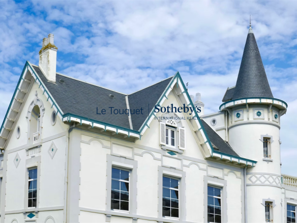 Villa balnéaire de style XIXème siècle à Wimereux, avec une tour et un toit pointu.