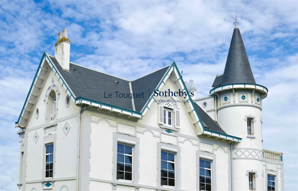 Majestueuse villa balnéaire à Wimereux Villa balnéaire de style XIXème siècle à Wimereux, avec une tour et un toit pointu.