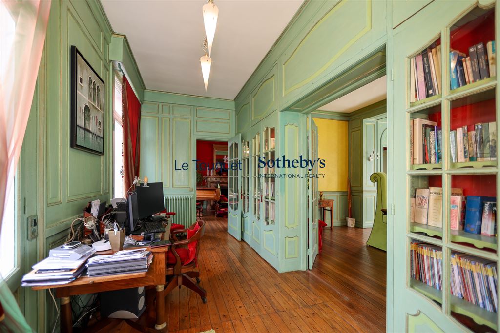 Intérieur d’une villa à Wimereux Intérieur d'une villa balnéaire à Wimereux avec des murs verts et un mobilier ancien.
