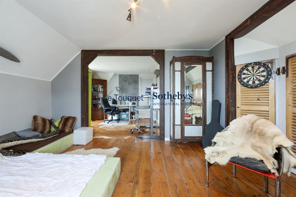 Intérieur d’une villa à Wimereux Intérieur d'une villa balnéaire à Wimereux, avec un espace de vie et des éléments décoratifs.