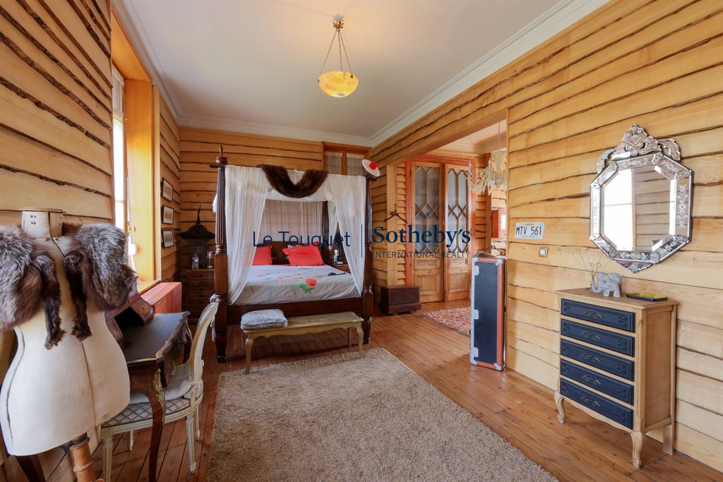Chambre de villa à Wimereux Chambre d'une villa balnéaire à Wimereux avec murs en bois et mobilier vintage.