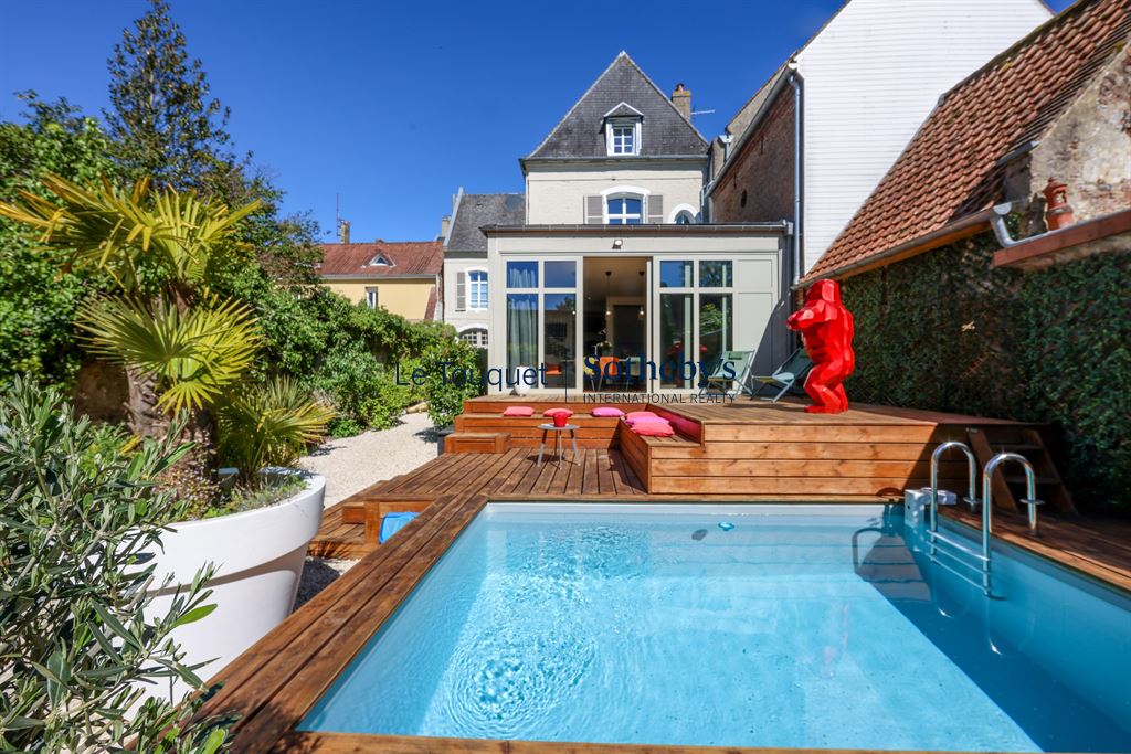 Hôtel particulier à Montreuil-sur-Mer Hôtel particulier du XVIIIème siècle avec piscine et terrasse à Montreuil-sur-Mer.