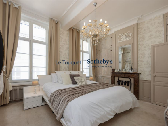 Chambre d'hôtel particulier du XVIIIème siècle à Montreuil-sur-Mer, décorée avec élégance.