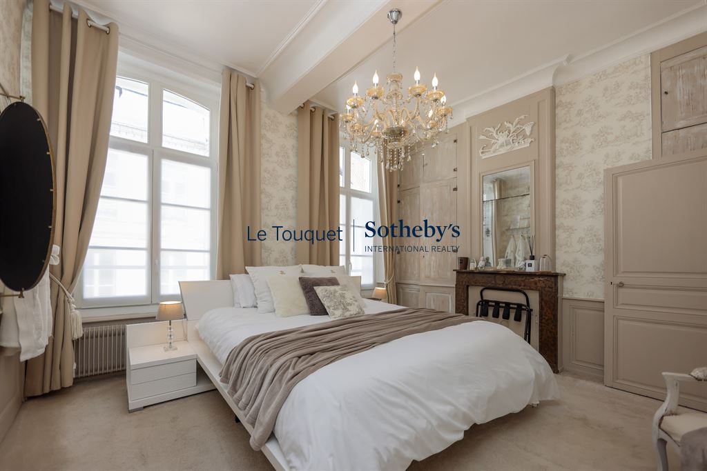Chambre d’hôtel particulier à Montreuil-sur-Mer Chambre d'hôtel particulier du XVIIIème siècle à Montreuil-sur-Mer, décorée avec élégance.