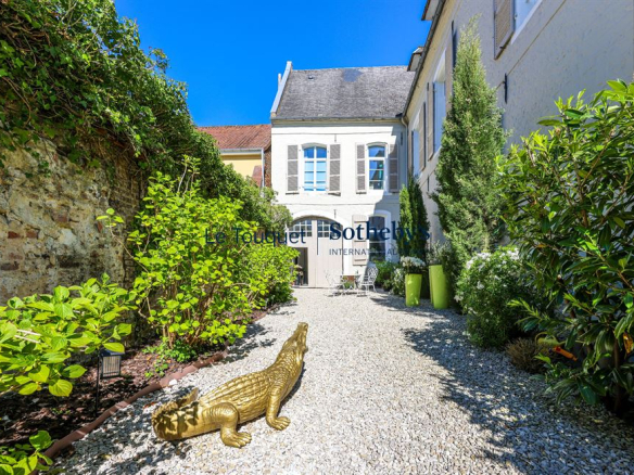 Jardin d'un hôtel particulier du XVIIIème siècle à Montreuil-sur-Mer avec un décor soigné.