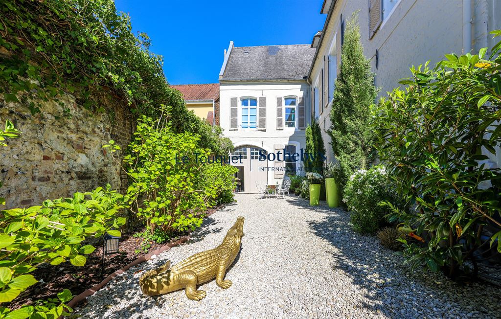 Jardin de l’hôtel particulier à Montreuil-sur-Mer Jardin d'un hôtel particulier du XVIIIème siècle à Montreuil-sur-Mer avec un décor soigné.
