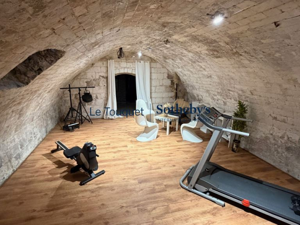 Intérieur d'un hôtel particulier du XVIIIème siècle à Montreuil-sur-Mer, avec salle de sport et murs en pierre.