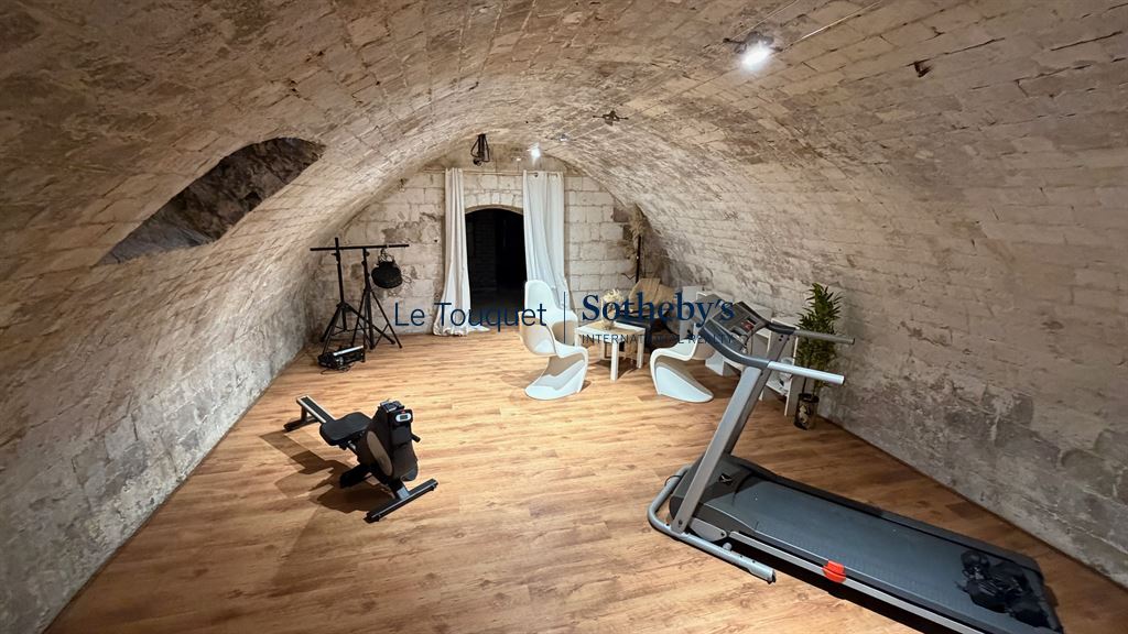 Salle de sport dans un hôtel particulier Intérieur d'un hôtel particulier du XVIIIème siècle à Montreuil-sur-Mer, avec salle de sport et murs en pierre.