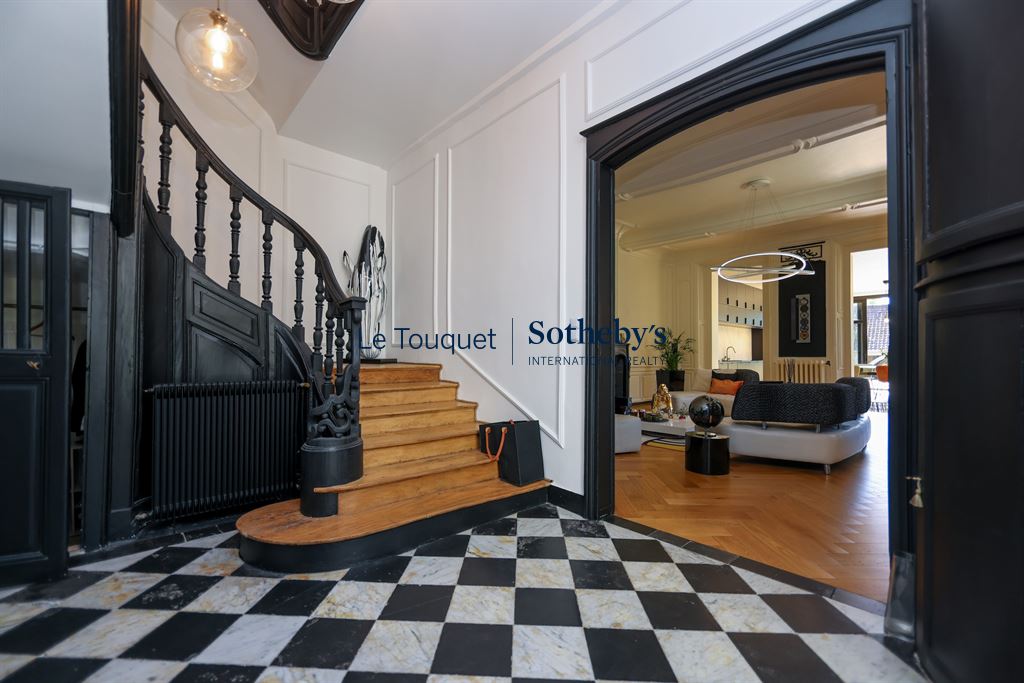 Hôtel particulier du XVIIIème siècle à Montreuil-sur-Mer Intérieur d'un hôtel particulier du XVIIIème siècle à Montreuil-sur-Mer, avec un escalier en bois et un salon lumineux.