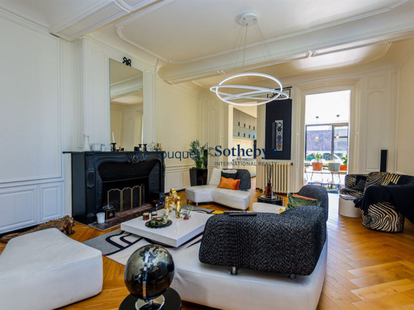 Intérieur d'un hôtel particulier du XVIIIème siècle à Montreuil-sur-Mer, avec salon lumineux et cheminée.