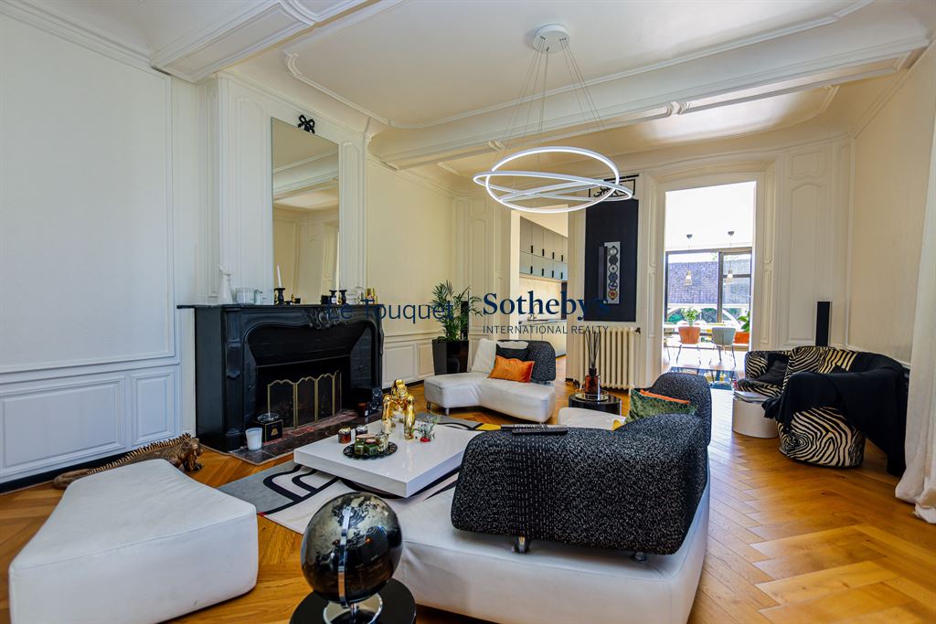 Salon d’un hôtel particulier à Montreuil-sur-Mer Intérieur d'un hôtel particulier du XVIIIème siècle à Montreuil-sur-Mer, avec salon lumineux et cheminée.