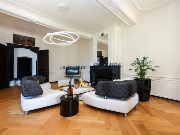 Intérieur d'un hôtel particulier du XVIIIème siècle à Montreuil-sur-Mer, salon moderne et lumineux.