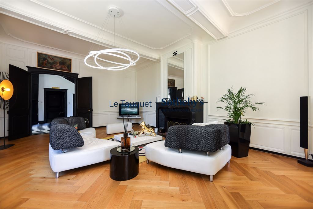 Salon d’un hôtel particulier à Montreuil-sur-Mer Intérieur d'un hôtel particulier du XVIIIème siècle à Montreuil-sur-Mer, salon moderne et lumineux.