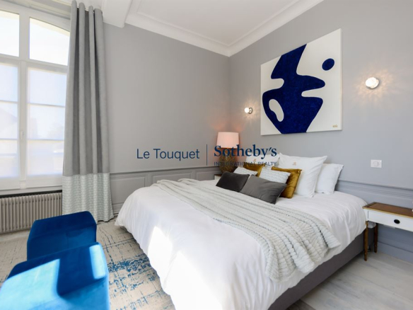 Chambre d'hôtel avec lit double, décoration moderne et lumineuse à Montreuil-sur-Mer.