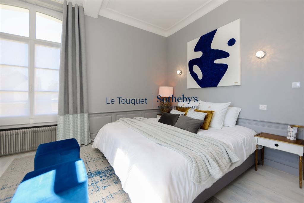 Chambre d’hôtel moderne à Montreuil-sur-Mer Chambre d'hôtel avec lit double, décoration moderne et lumineuse à Montreuil-sur-Mer.