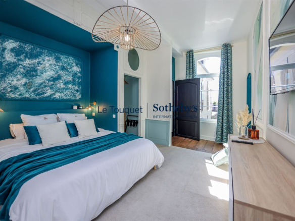 Chambre d'un hôtel particulier du XVIIIème siècle à Montreuil-sur-Mer, décorée avec des tons bleus et blancs.