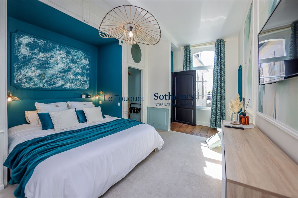 Chambre d’hôtel particulier à Montreuil-sur-Mer Chambre d'un hôtel particulier du XVIIIème siècle à Montreuil-sur-Mer, décorée avec des tons bleus et blancs.