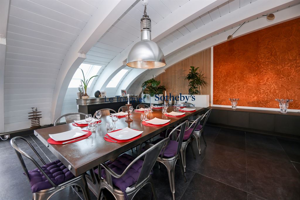 Salle à manger du penthouse au Touquet Salle à manger d'un duplex avec table dressée et décoration moderne.