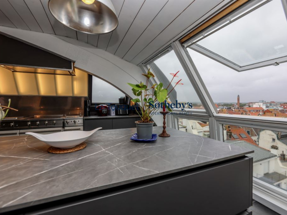 Cuisine moderne avec vue sur la ville depuis un penthouse au Touquet-Paris-Plage.
