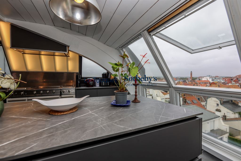 Cuisine du penthouse au Touquet Cuisine moderne avec vue sur la ville depuis un penthouse au Touquet-Paris-Plage.