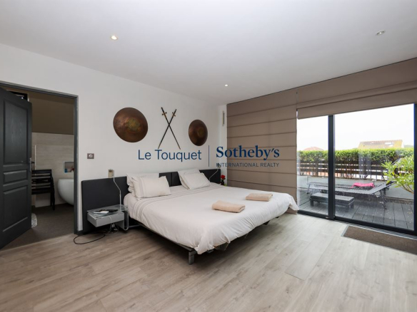 Chambre d'un duplex avec accès à une terrasse au Touquet-Paris-Plage.