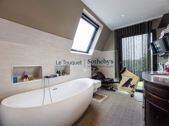 Salle de bain moderne avec baignoire sur pied et vue sur l'extérieur, Le Touquet-Paris-Plage.