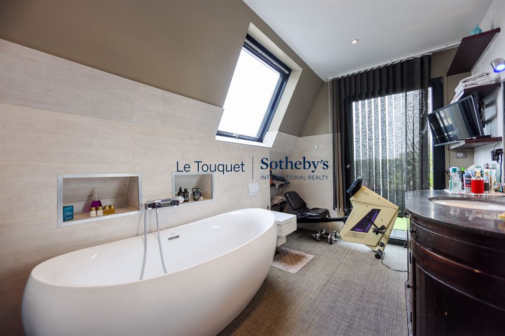 Salle de bain du penthouse au Touquet Salle de bain moderne avec baignoire sur pied et vue sur l'extérieur, Le Touquet-Paris-Plage.