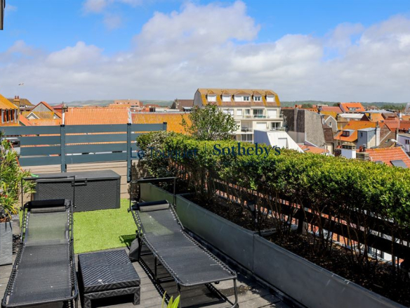 Terrasse d'un penthouse avec vue sur les toits du Touquet-Paris-Plage.
