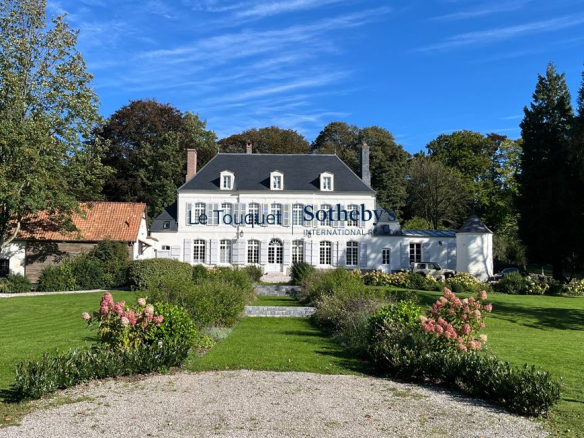 Gentilhommière du XVIIIe siècle avec jardin à Montreuil, rénovée et en activité de gîtes.