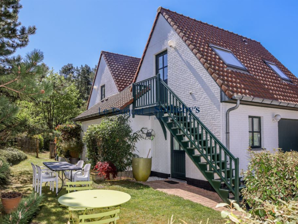 Small farmhouse with a garden in Hardelot Plage, featuring a house and holiday cottages.