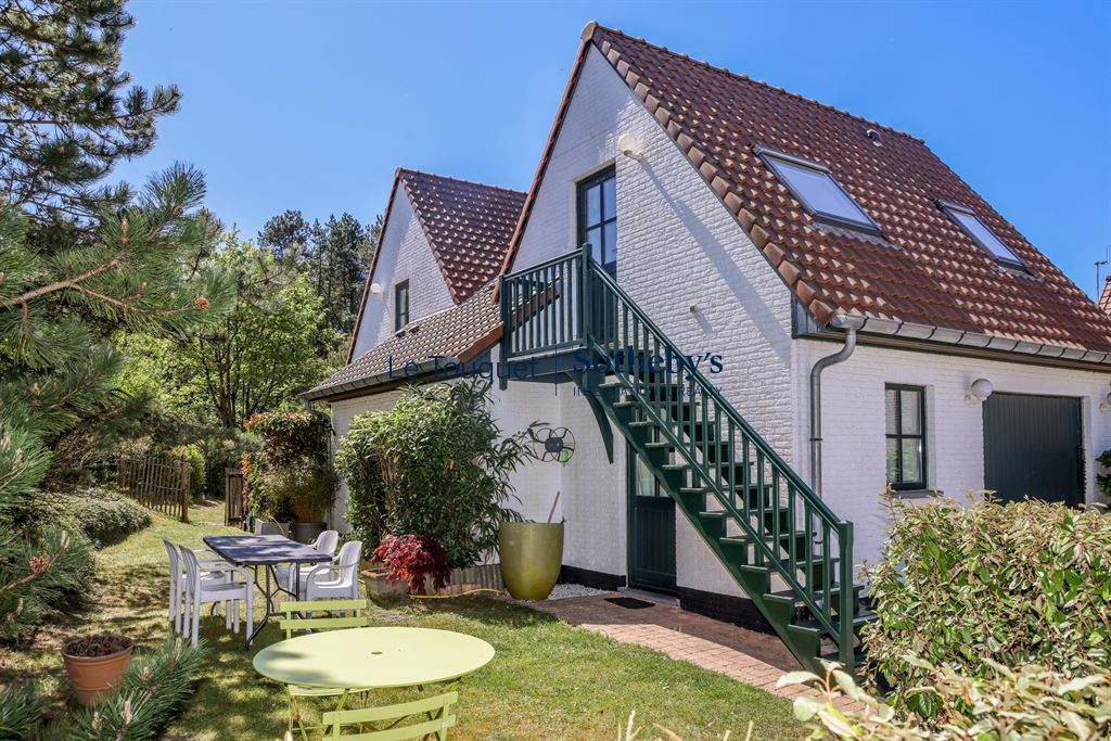 Small farmhouse with a garden in Hardelot Plage, featuring a house and holiday cottages.