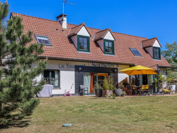 Small square farmhouse in Hardelot with garden, terrace and independent cottages.