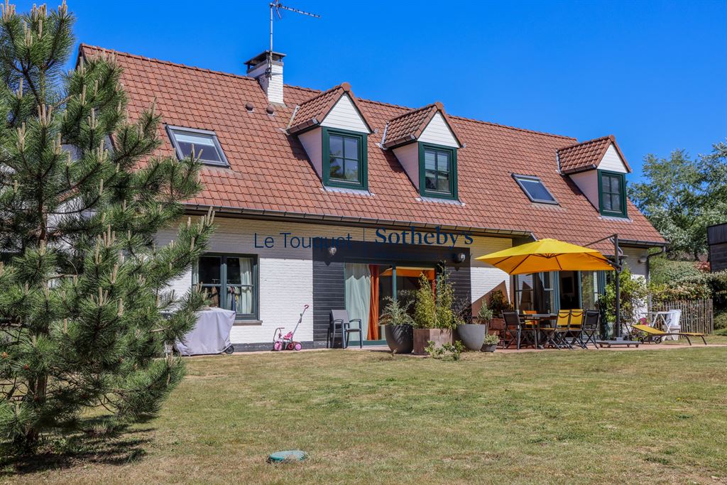 Small square farmhouse in Hardelot with garden, terrace and independent cottages.