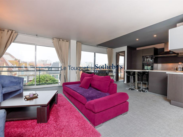 Bright apartment with living room, dining room and open kitchen in Le Touquet-Paris-Plage.