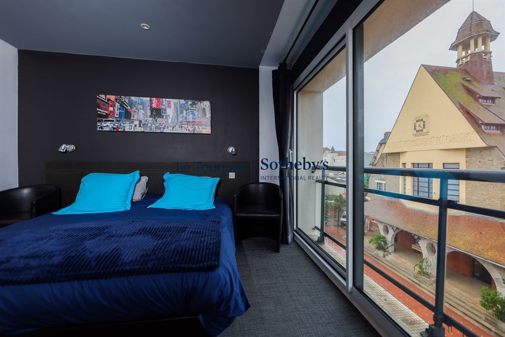Apartment room in Le Touquet Room in an apartment in Le Touquet with a view of a historic building.