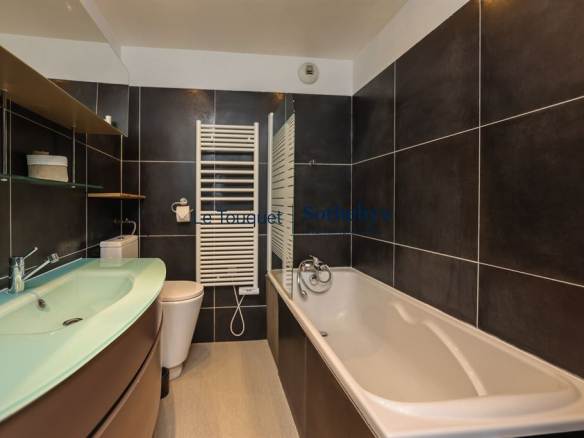 Modern bathroom with bathtub and sink in an apartment in Le Touquet