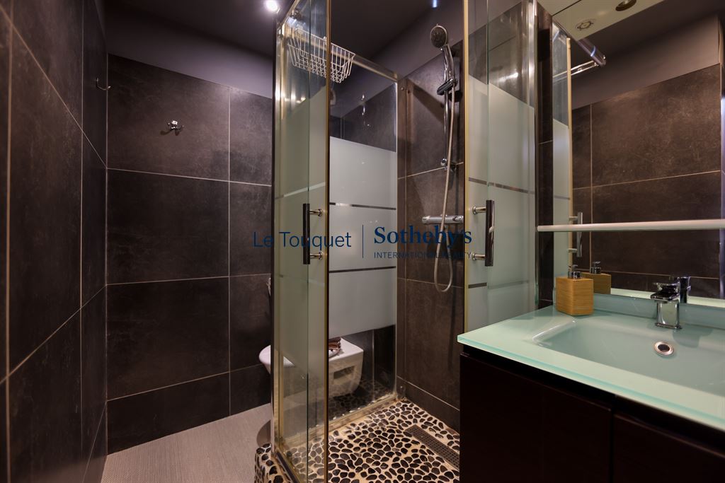 Shower room of an apartment in Le Touquet Modern shower room with walk-in shower and sink in an apartment in Le Touquet.