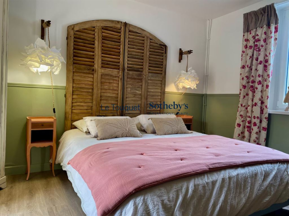 Room in a property with a double bed and wooden elements in a renovated decor.